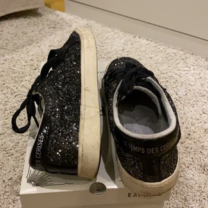 Glittriga sneakers - ⚡️💕INTRESSEKOLL⚡️💕 På mina näst intill helt oanvända LE TEMPS DES CERISES sneakers. Sulan kan se lite gulaktig ut pga att modellen är så , därför är de i fint skick. Nypris 629kr. Köpes direkt för 500 kr + frakt💕
