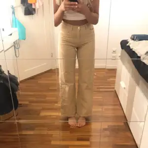 Säljer mina jättefina beigs jeans från monki då dem är förkorta på mig (min syster på bilderna). Använda max 5 gånger. Skriv privat vid intresse💕💕