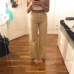 Vida jeans - Säljer mina jättefina beigs jeans från monki då dem är förkorta på mig (min syster på bilderna). Använda max 5 gånger. Skriv privat vid intresse💕💕