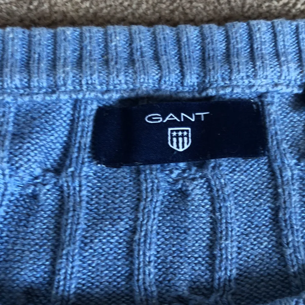 Gant tröja som är andvänd 2-3 gånger! Jätte fin men har fått en likadan i en mörkare ton så denna kommer inte till användning, original pris: 900 kr! Tröjan är storlek 152 men passar som 164!. Stickat.
