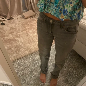 Gråa zara jeans - Säljer mina fina fina zara jeans i stl 32 men passar mig med 34. De är lågmidjade och passar till allt! Säljer inte under 500 så buda gärna !!! Bud på 900!! Köp direkt för 1000
