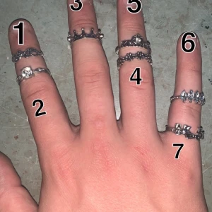 Ringar - Ringar som självklart är helt oanvända och säljer dom riktigt billigt för den kvaliten ringsrns har,riktigt fina,vid köp över 100kr så är frakt gratis och skickar även med en extra ring😍🔥💍❗️❗️❗️