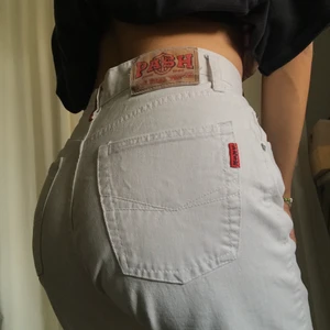 Vita jeans PASH - Nästan helt oanvända vita jeans från märket PASH. Storleken är 29. Fick inte med längden på bild men dom är ganska långa i benen och jag är 172cm! 