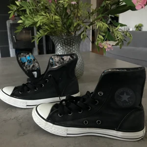 Converse - Super fina svart/kamouflage converse, dom är i super fint skick!💚🤎