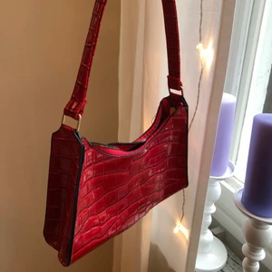 Röd väska med krokodilskinn imitation  - Använd en gång så absolut inget fel, inte min stil längre bara❤️