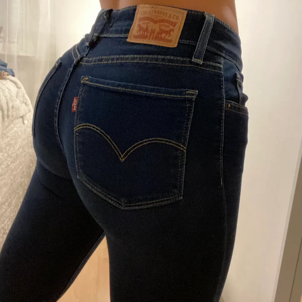 Säljer mina Levi’s jeans i modellen 711 storlek 25/30. Väldigt bra skick! Nypris: 1099kr, mitt pris: 280 + frakt 💕. Jeans & Byxor.