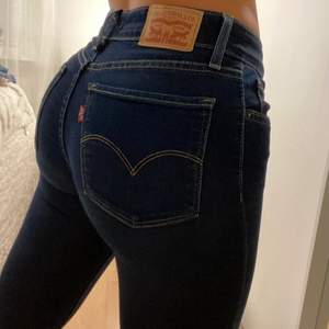 Säljer mina Levi’s jeans i modellen 711 storlek 25/30. Väldigt bra skick! Nypris: 1099kr, mitt pris: 280 + frakt 💕