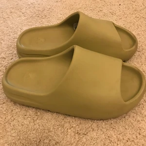 Yeezy slides resin, 42 - Ett par yeezy slides i storlek 42. Köpts från StockX.