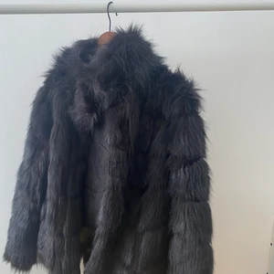 Pälsjacka - Pälsjacka jag beställde för 600kr och aldrig använt. Den är i ny skick och beställd från nelly för flera år sedan