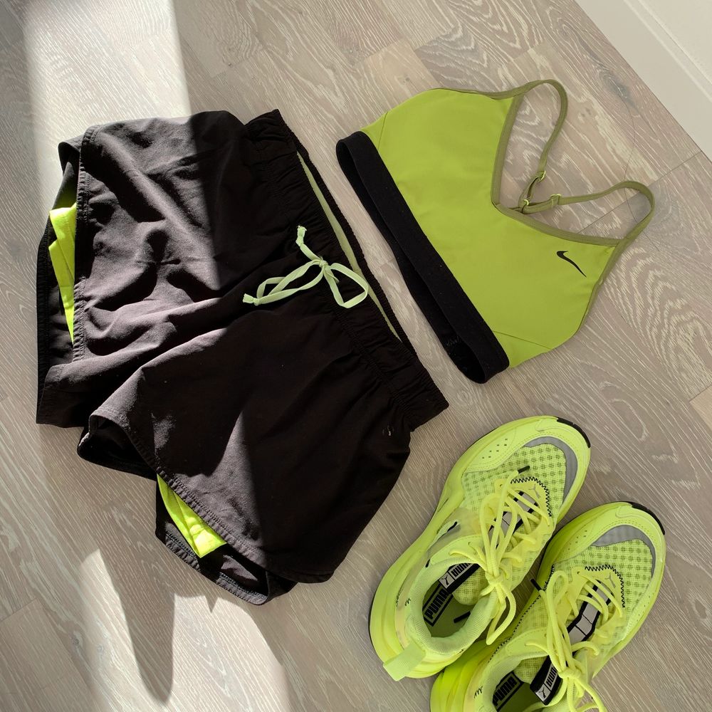 PAKETPRIS! Shorts, sport-bh och sneakers i tema svarta och neongul Pris och storlek: short (strl S) 50kr + frakt sport-bh (strl XS) 50kr + frakt sneakers (strl 36) 500kr + frakt OANVÄNDA PAKETPRIS 550kr för allt. Skor.