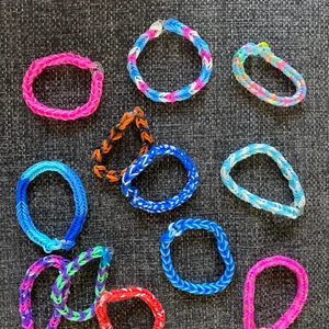 Armband  - Loomarband och pärlarmband för 50 kr st. (Helt nya) alla pengar går direkt till ActionAid (utsatta kvinnor) skriv privat om ni vill köpa! ✊🏻✊🏼✊🏽✊🏾✊🏿 ❤️