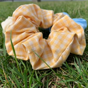 3st gula scrunchies! - 3 st rutiga gula scrunchies för endast 35kr! Hållbara och fina att ha under sommar, höst och vårdtid! 👒 Stark kvalite!