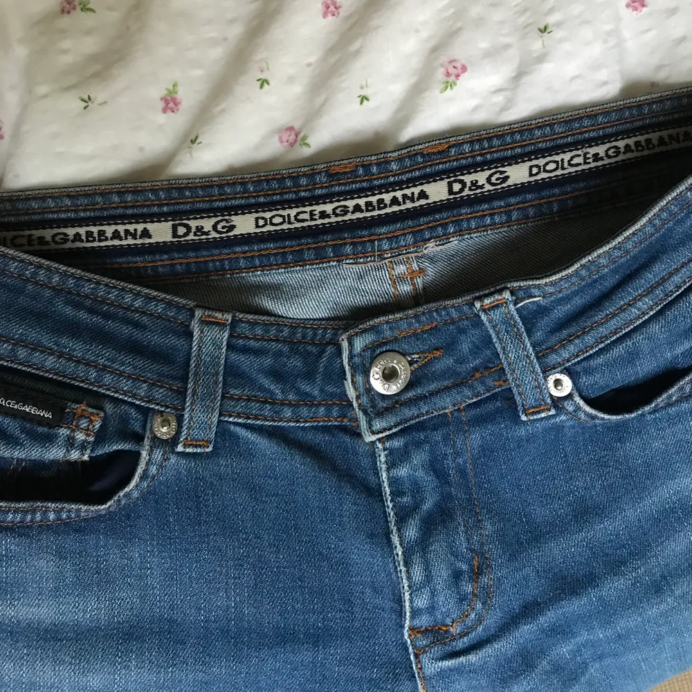 Blåa lågmidjade jeans från Dolce&Gabbana. Köpta på second hand. Jeansen är något utsvängda nedtill. Fram och bakfickor. Priset kan diskuteras👍🏼. Jeans & Byxor.