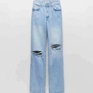 Zara jeans hög midja slutsålda på hemsida, har ingen bild på då de är för små! Storlek 34 använda sparsamt, några få gånger. Skrynkliga då de legat i min byrå i länge. 150 plus frakt 