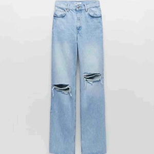 Zara jeans - Zara jeans hög midja slutsålda på hemsida, har ingen bild på då de är för små! Storlek 34 använda sparsamt, några få gånger. Skrynkliga då de legat i min byrå i länge. 150 plus frakt 