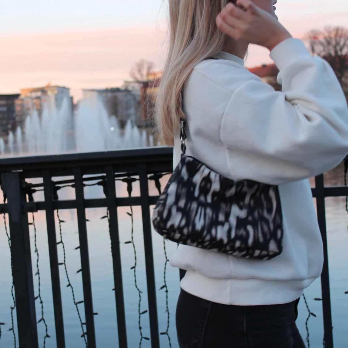 Svartvit mönstrad väska  - 90