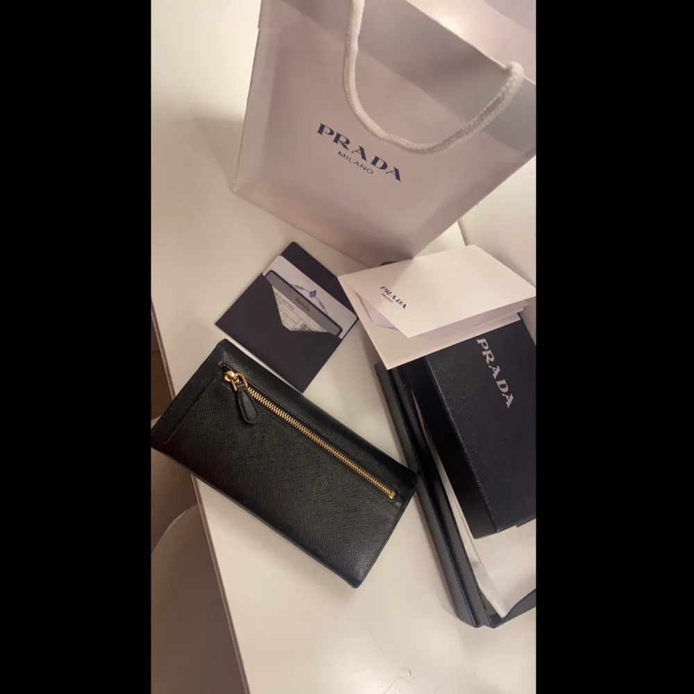 Säljer nu min ”Prada Saffiano Large Leather Wallet” som är alltså den stora modellen. Jag har mest haft den liggandes hemma så den är i nästintill nyskick. Allting följer med, såsom påse, kvitto, certifikat / äkthetsbevis, låda, mm…. Även korthållaren medföljer, som går att sätta fast i plånboken eller tas av och användas separat. Plånboken är köpt för 7200 kr och säljes för 4000kr. Pris kan diskuteras vid snabb affär. . Laukut & Käsilaukut.