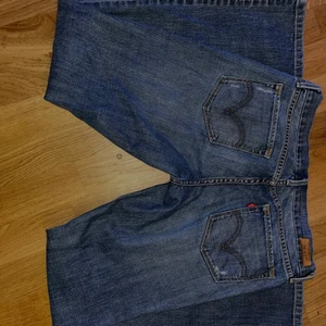 Levis lågmidjade byxor  - Längd: 98cm midjemått: 38cm lårmått:25cm bra kvalitet har använt men inte mycket köpta ett tag sen nypris var 800