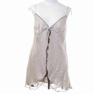 Vintage slip dress  - Suuuperfin vintage nattlinne från hm som tyvärr inte längre kommer till användning. Köpt secondhand så i använt men fint skick. Har jättefint broderi på sidan också!! (Köpt för 350kr på sellpy)