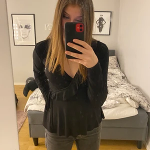 Söt svart topp - säljer en söt svart topp ifrån Ginatricot, storleken är s men den är lite glapp eller stor vid bysten. köparen står för frakten💕💕