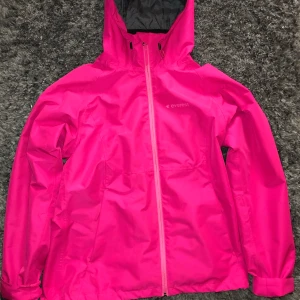 Rosa regn jacka  - En fin rosa regn jacka. Gott skick 