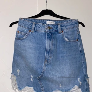 Jeanskjol topshop - Jeanskjol från topshop. Använd fåtal gg. Strl 36