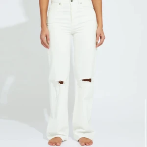 Bik Bok jeans  - Säljer mina Jeans från bik bok både i vit och blå. Den är i bra sick men har klippt av den längst ner så den passar en person som är runt 1,50- 1,60 beroende på hur du vill att dem ska sitta. Bilderna är lånade men hittade inte dem vita jag har på hemsidan så om ni vill se exakt hur dem ser ut kolla på mn anons där jag lagt upp dem blåa eller kontakta mig för fler bilder (priset kan diskuteras) (säljer pga dem är för små) 💞🧸