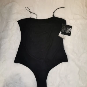 Body XS Nelly  - Nelly ny med lappar 