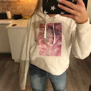 Hoddie från thecoolelephant - Vit hoddie med coolt rosa tryck från thecoolelephant💕 använd ett fåtal gånger