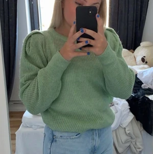 Grön stickad tröja med puffärmar - Väldigt fin stickad tröja i så fint skick! Säljer då den inte kommer till användning💗