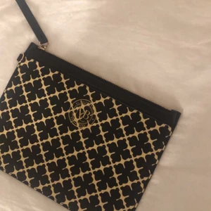 Marlene Birger  - Säljer min älskade portfölj/necessär från By Marlene Birger 