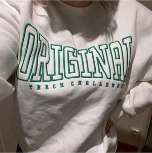 Vintage sweatshirt  - Oanvänd sweatshirt från gina tricot storlek XS men oversized i modellen🤍