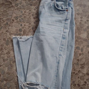 Jeans - Jätte fina jeans med hål på knäna ifrån zara, i väldigt fint skick. Knappt använda, stl 32