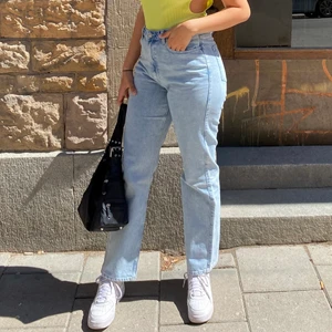 Weekdayjeans rowe  - Jeans i populära modellen Rowe från weekday. Strl W32/L32. Jättesköna jeans som tyvärr är lite för stora för mig. Använda 3-4 ggr ungefär. Nypris 500:-, dessa får du för 179!! 