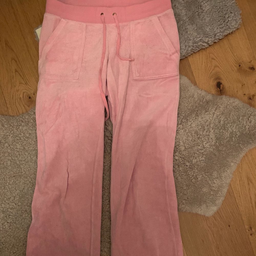 Så söta rosa juicy mjukisar som jag nu säljer! Köpte på nk för typ 1,5 år sedan! Smått urtvättade men lika fina som alltid! Super sköna o så snygga! Storlek S-M. Jeans & Byxor.