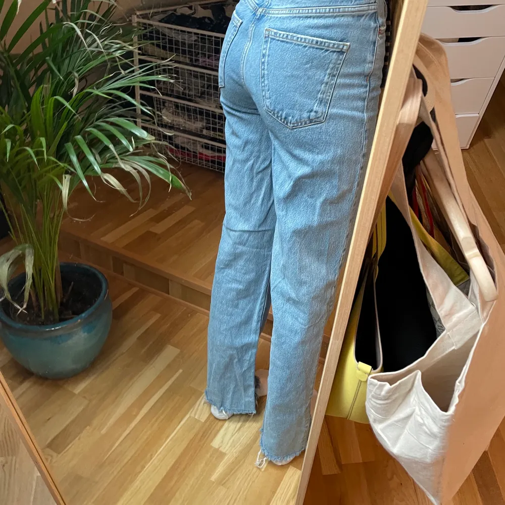 Snygga zara jeans som jag köpte föra sommar 💛 Långa på mig som är 178cm (flera bilder finns). Jeans & Byxor.