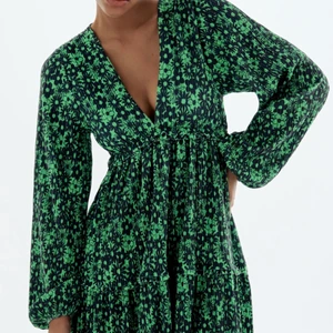 Zara klänning  - Slutsåld klänning från Zara! Oanvänd med prislapp kvar. Nypris: 359kr💓