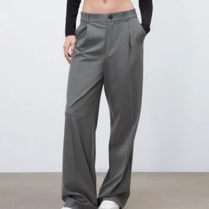 Zara byxor - Intresse koll på dessa helt slutsålda byxorna från zara. Säljer bara för ett bra pris så buda i kommentarerna från 100kr❤️😝