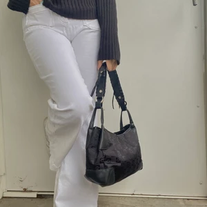 Vintage vita  jeans  - Säljer mina vintage Vita jeans som är i fint skick och är stretchiga 🤍 De sitter väldigt bekvämt och formar sig efter kroppen. Köparen står för frakten, eller mötas upp i Helsingborg. Säljs för 200kr men vid flera intressen så budar man💕