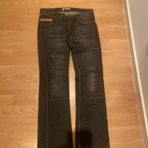 lågmidjade jeans me orangea detaljer - Lågmidjade byxor lite korta för mig som är en 1,70 , 