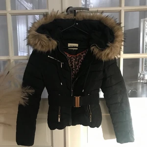 Jacka - Superfin Jacka från roco barocco med gulddetaljer köpt från Hollies. Luvan är avtagbar och medföljer midjeband till jackan. Storlek 36, sitter bra som både small och x-small. 