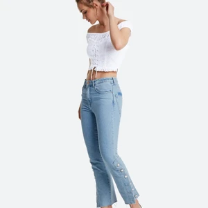Bikbok Jeans. Elsa Hosk x Bikbok - Riktigt snygga utsvängda jeans i storlek S som jag köpte för ett par år sen som jag tyvärr inte använde och nu passar de inte längre🥲. Fina knappar med detaljer som du kan knäppa upp eller stänga helt och riktigt fina detaljer baktill. 90-tals jeans🥰. Tar swish och fraktar antingen med spårbar frakt eller ej. Köparen bestämmer ☺️