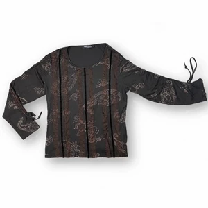 Tröja - Vacker topp från Belly Barclay, storlek 40 och F 42. 95% viscone och 5% lycra.  Shiny, glittrigt print över hela tröjan. I toppenskick.   Mått-    Armhåla till armhåla 48cm, Axel till axel 37cm, ärmlängd 51cm, Midjebredd 45cm och tröjans längd 55cm.  