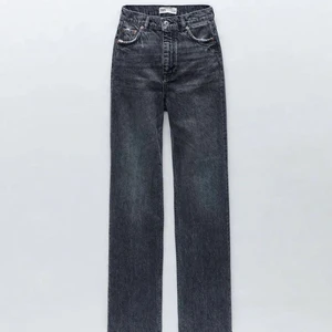 Slutsålda Zara Jeans - Säljer mina sjukt snygga zara jeans! Bra skick. Nypris är 400kr mitt pris är 200kr (köpare står för frakten). Tar endast emot swish 🤎 Om många är intresserade blir det budgivning