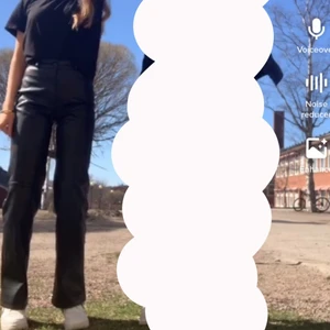 Skinnbyxor - Säljer mina snygga skinnbyxor. Dom är jättestrechiga och sitter därav jättesnyggt på kroppen. Väldigt sparsamt använda och inga defekter🙏🏼🙏🏼🙏🏼