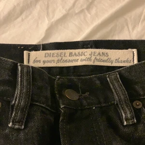 Diesel jeans svarta - Säljer dessa svarta jeans från märket diesel, de skutar vid fotknölarna på mig som är 170. De är vida och mid-low waist. Skriv för fler bilder💗