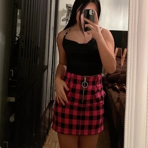 Kjol från Bershka - Säljer nu min super coola Y2K kjol som tyvärr aldrig kommer till användning. Den passar med allt och skulle vara perfekt för en fest eller bara ut o hänga med kompisar… Det går ej att köpa den längre eftersom det var ett tag sen jag köpte den därför måste ni verkligen passa på;) Ops! Står ej för fraktens slarv! 