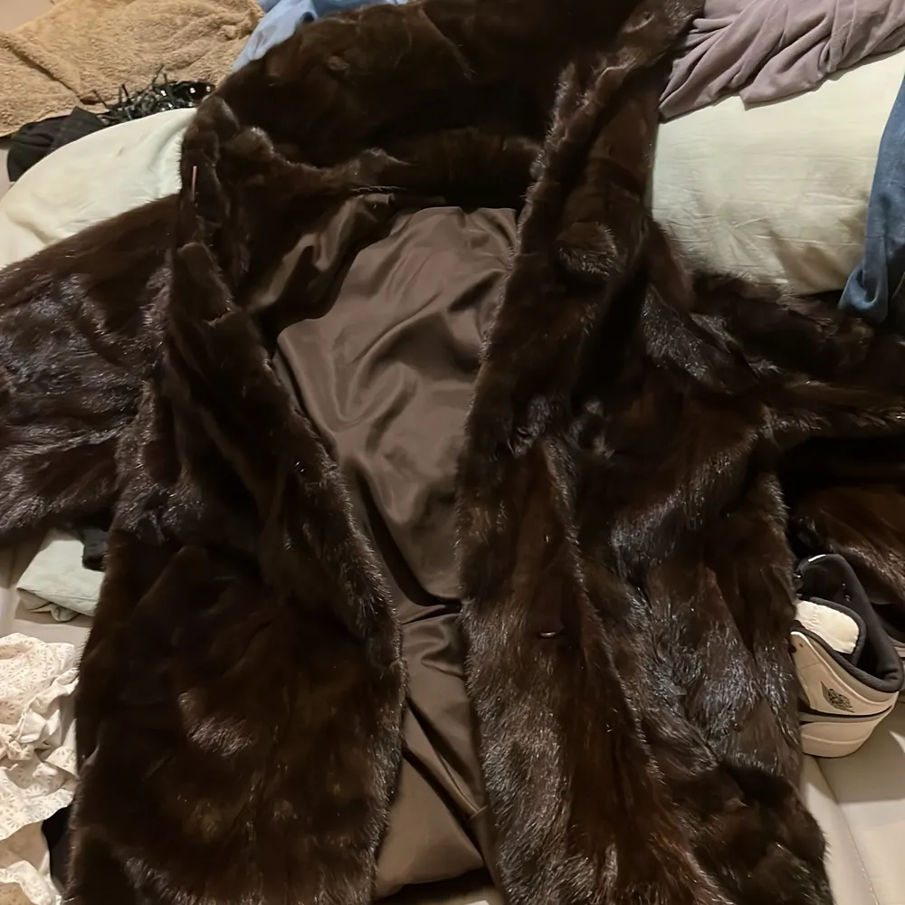 Hello I’m selling this really cute furry jacket since it doesn’t really fit my style anymore I don’t know exactly what design it is since I bought long time ago, but it says here on the tag ramme mink danskdesign, I’m a size s/m and it fits me perfectly, let me know if your interested :) ( i don’t know if the fur is real or not). Jackor.
