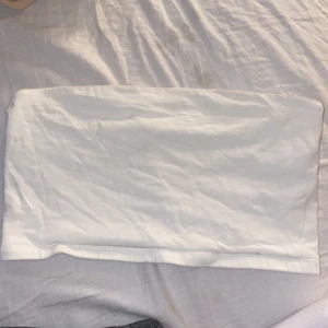Bandeau top vit - Vit top från Gina tricot storlek M men passar S. Använd ett antal gånger men i bra skick.