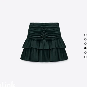 Zara kjol - ‼️INTRESSEKOLL‼️på min gröna kjol från zara! Så fin kjol som endast är använd 1 gång. Säljer alltså pga att den inte kommer till användning. Kjolen är i storlek xs men skulle säga att dem mer är som en s!💘Om ni är intresserade kan ni skriva privat vad ni skulle kunna betala för den! Nypris 359kr💕säljer ändrat vid bra bud. Kolla även gärna in de andra plagg jag säljer!